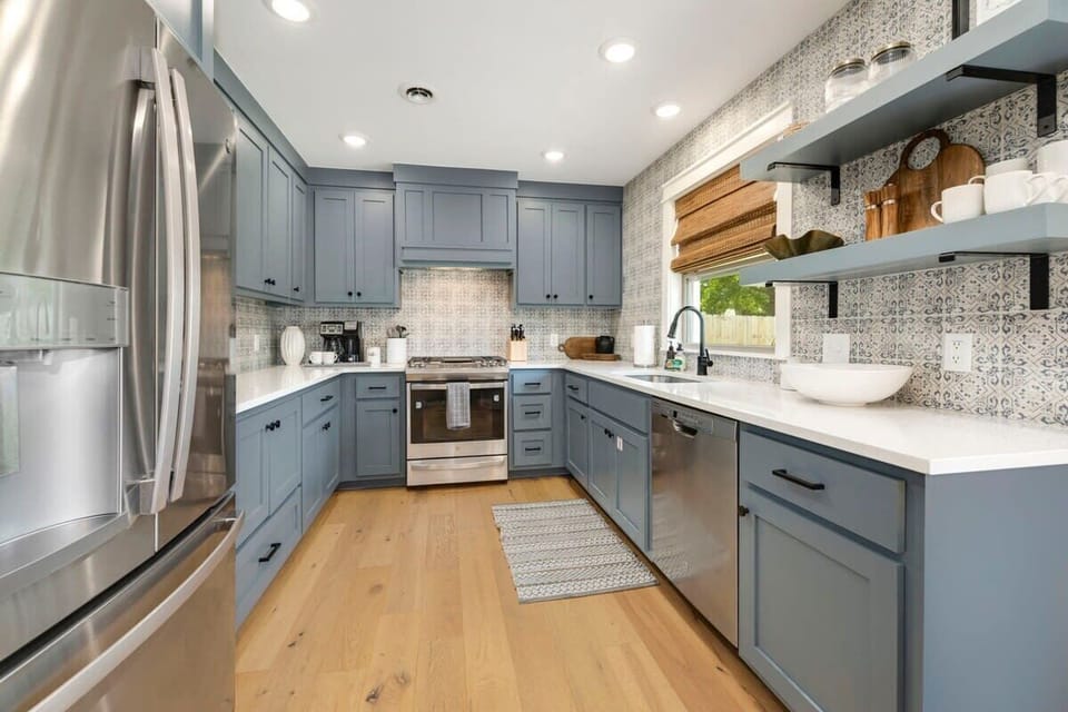 Prepare delicious meals in the fully equipped kitchen or enjoying the peace-fullness from our window seat dining table booth.