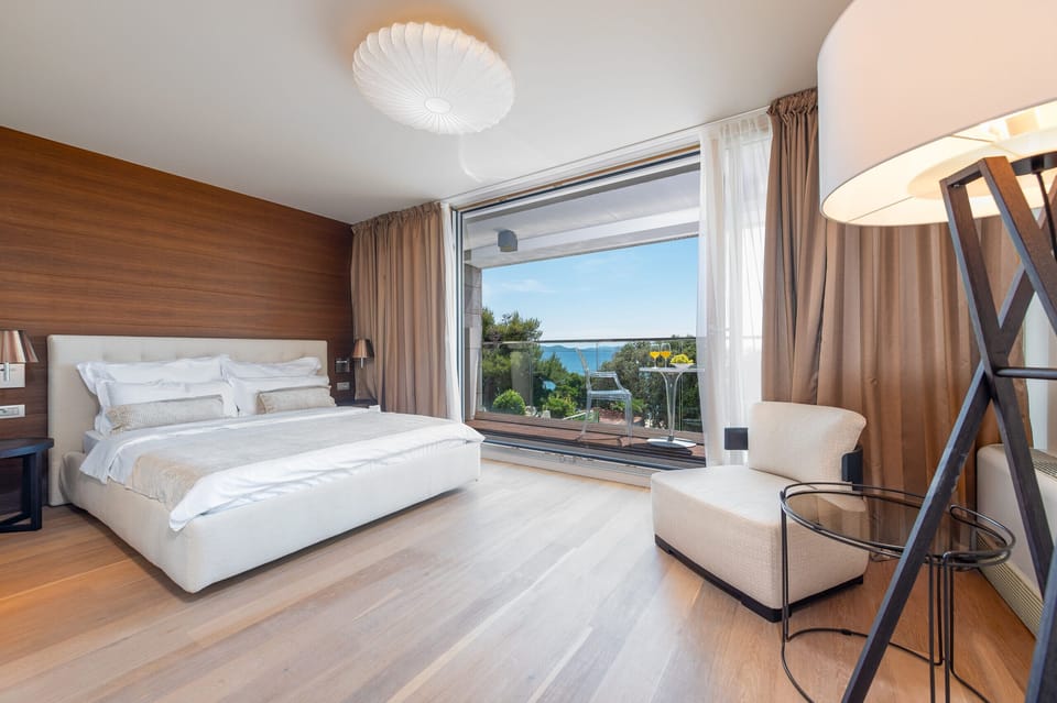 4 bedrooms, bed sheets