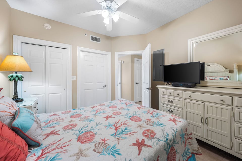 Queen bed in the bedroom