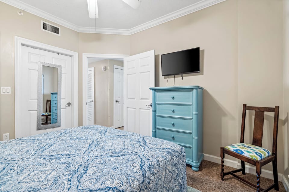 Queen bed in the main bedroom