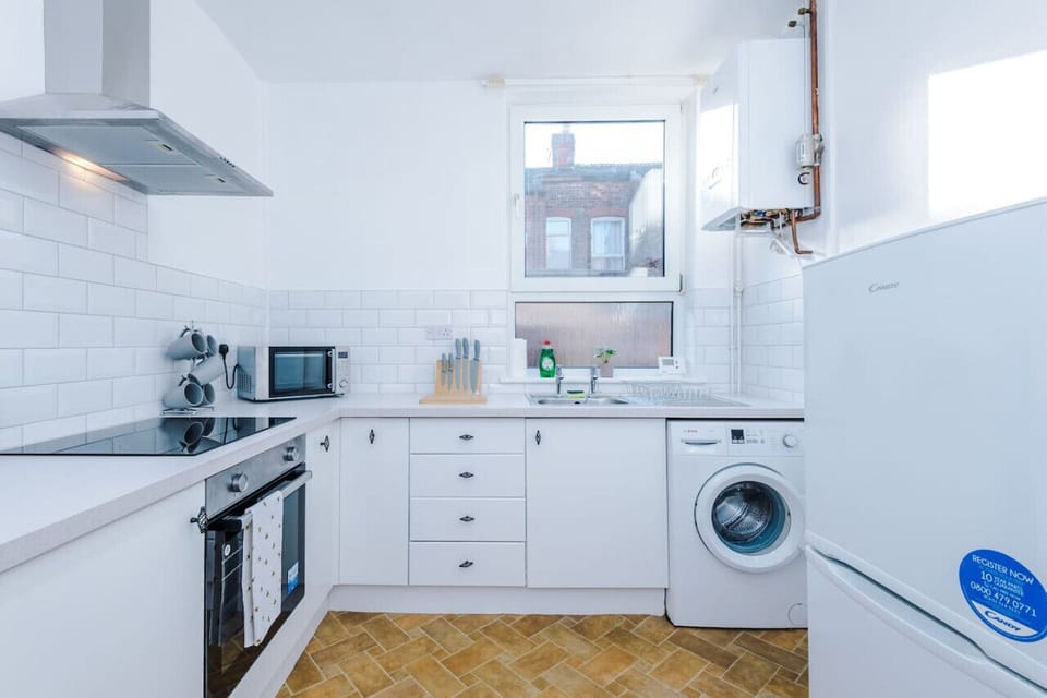 Full-size fridge, microwave, oven, stovetop