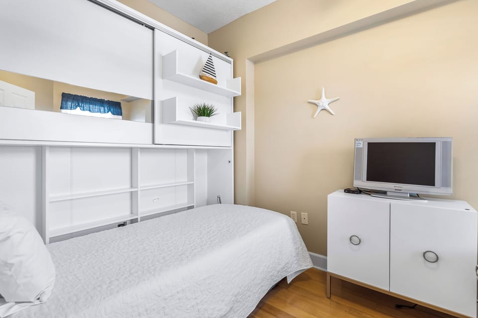 3rd bedroom with a twin size bed.