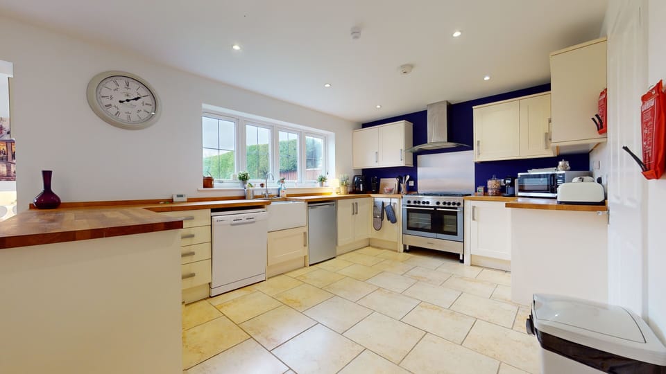 House | Private kitchen | Fridge, microwave, oven, stovetop