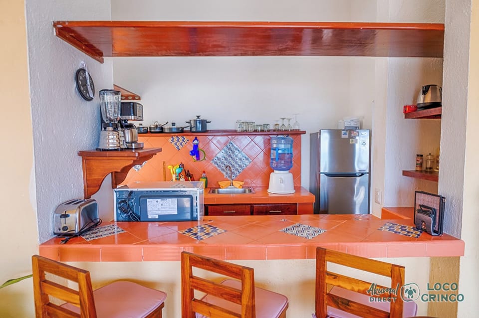 Fully equipped kitchen with breakfast bar - La Mirage condos - beachfront residence on Half Moon Bay