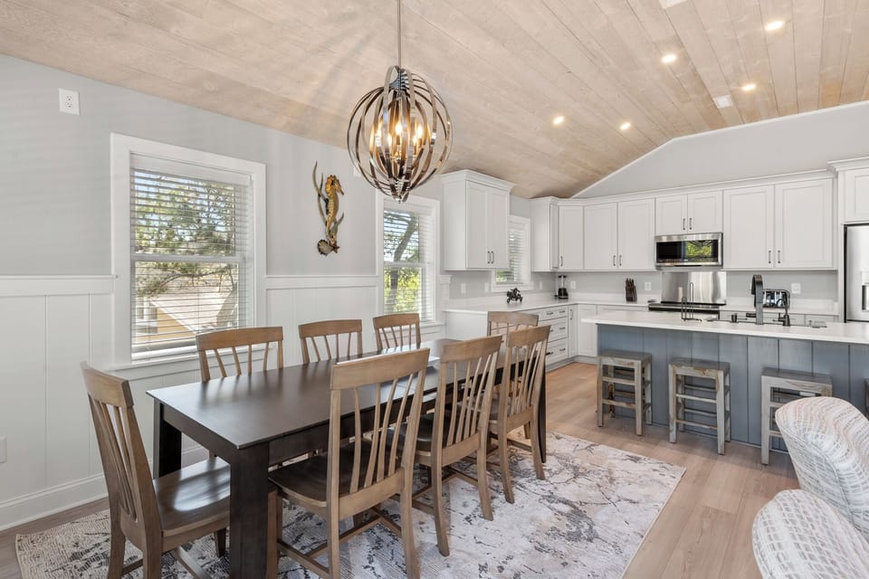 CL586: Modern Sound | Top Level Dining Area