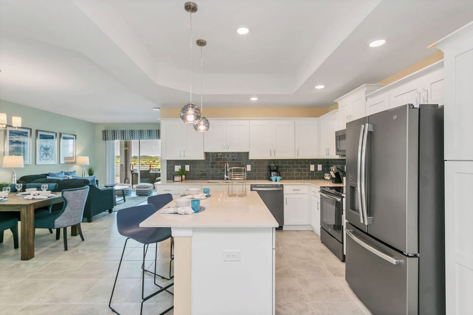 - Sublime Kitchen of the condo in Kissimmee - Fully equipped with all necessary kitchen accessories - Availability of high chairs at the breakfast bar - Plenty of storage space - Completely light flooded area