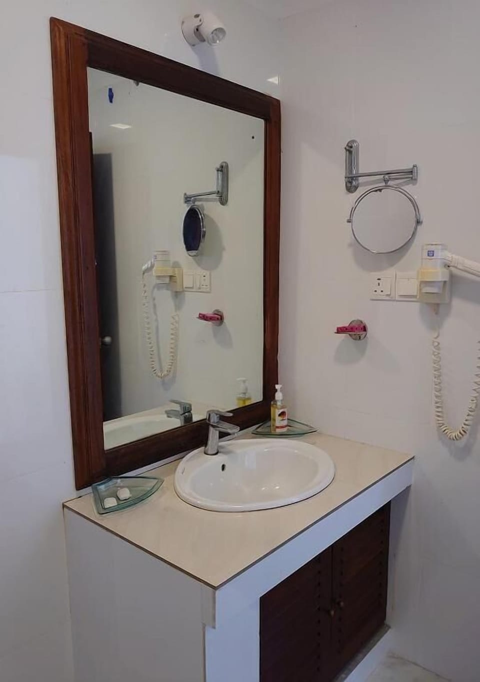 Shower, bidet, towels