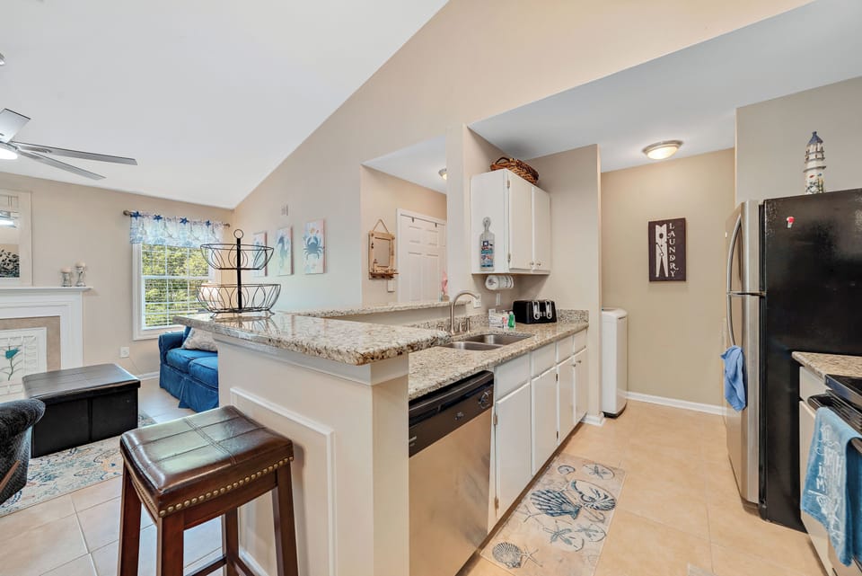 Condo, 1 King Bed with Sofa bed, Hot Tub, Garden View (Colony Club G8) | Private kitchen | Fridge, microwave, oven, stovetop