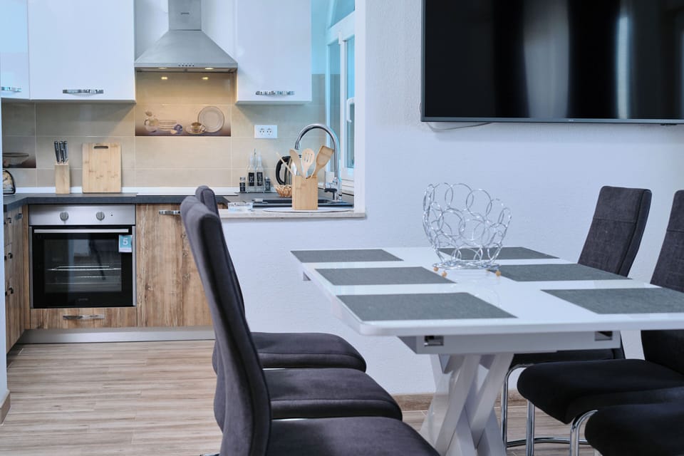Fridge, microwave, dishwasher, coffee/tea maker