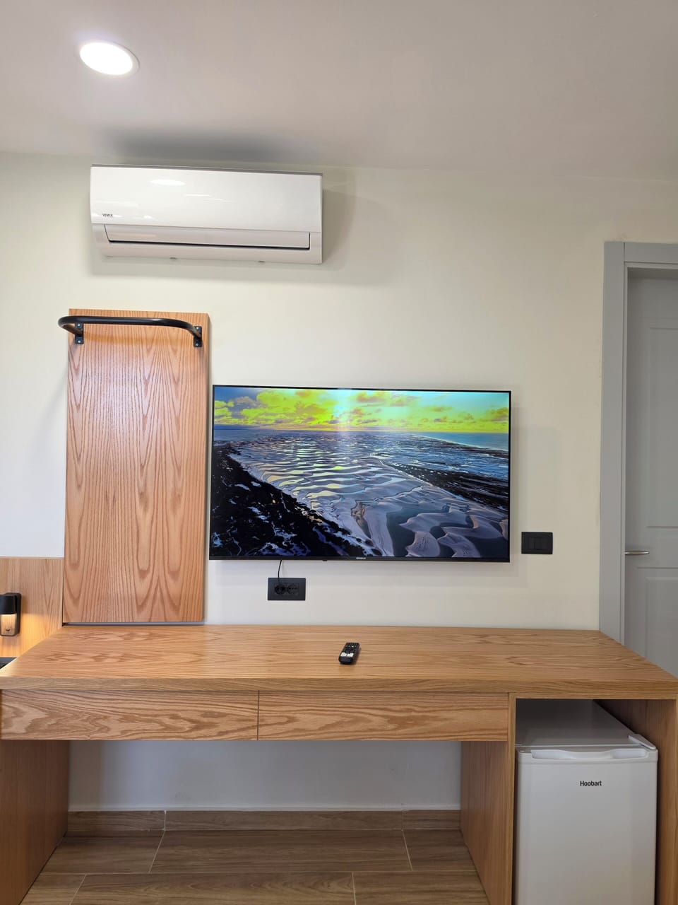 Superior Triple Room | Desk, WiFi (free), bed sheets