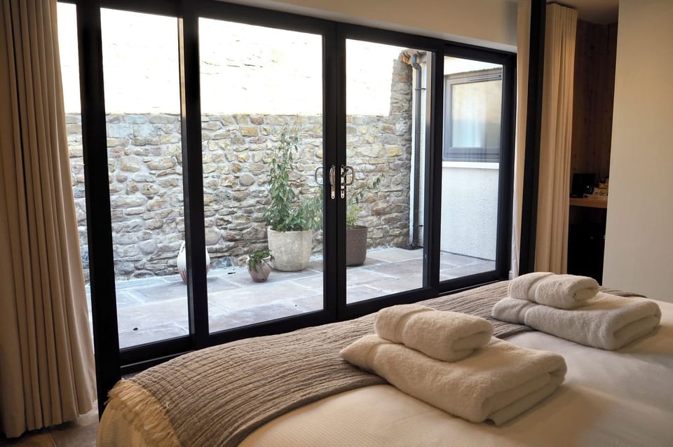 Junior Studio Suite | In-room safe, desk, laptop workspace, blackout drapes