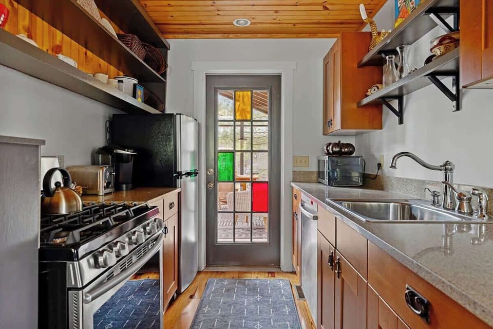 This sweet, compact, high-end kitchen has all you need to make yummy come alive.