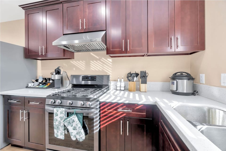 Fully equipped kitchen:Kitchenwares, silverwares, basic spices to cook like home