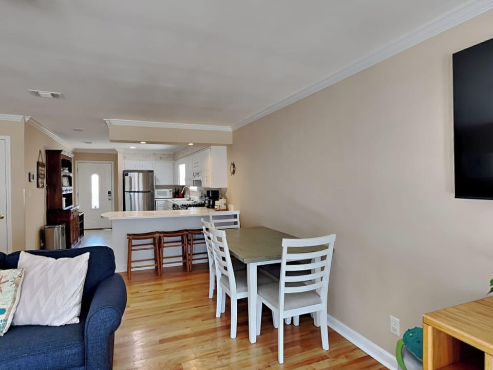 House, Multiple Beds, Pool Access, Pool View | Interior
