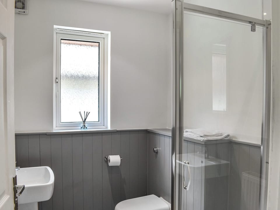 Downstairs bathroom | Halcyon&rsquo;s Rest, St. Tudy, near Bodmin