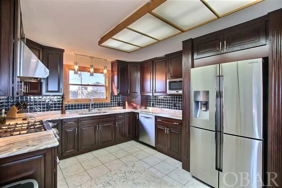 gourmet kitchen- coffee bar, soft close cabinets, pantry, picnic basket