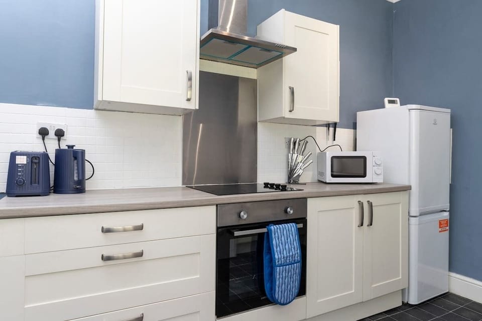 From meal prep to laundry, our fully stocked kitchen has you covered — complete with a washing machine for added convenience. Everything you need, right where you need it! 