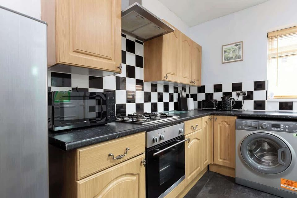 Enjoy the convenience of a well-stocked kitchen, complete with a washing machine for your stay