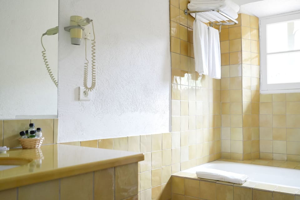 Standard Room, Garden View | Bathroom | Free toiletries, hair dryer, slippers, towels