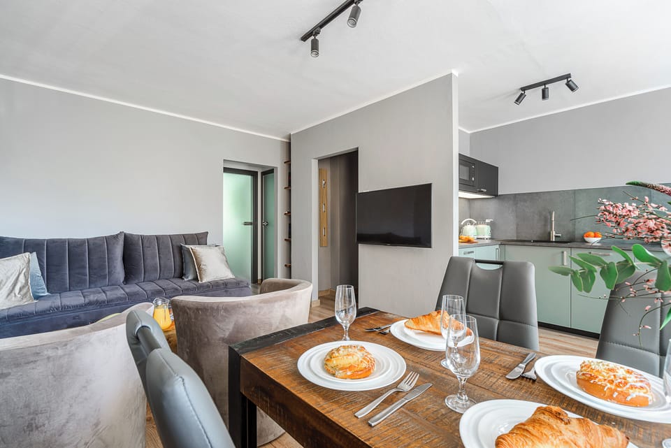 Apartment | Living room | Flat-screen TV