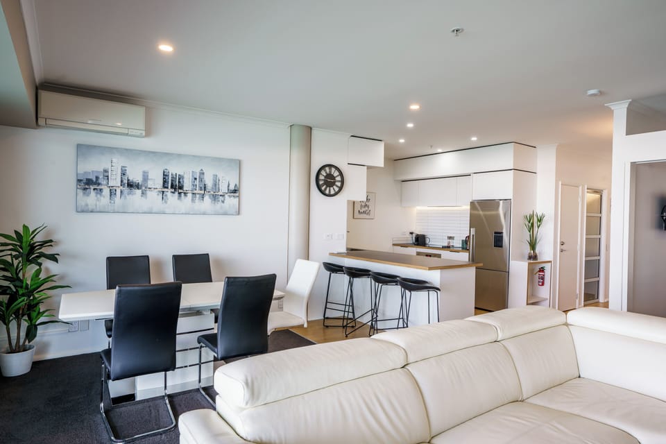 Kitchen:Dining
