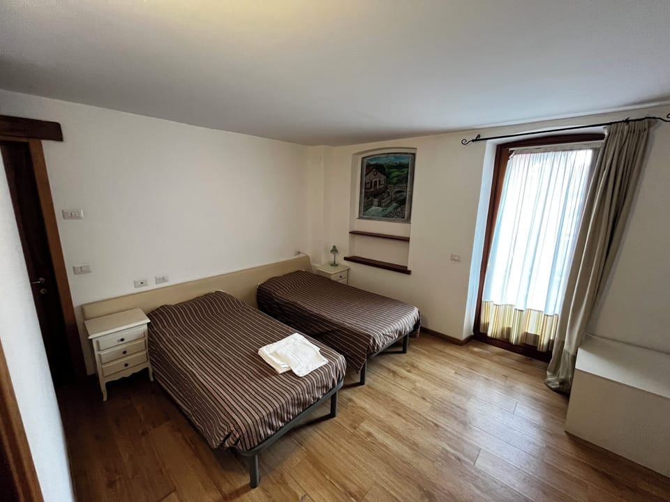 Room, 2 Twin Beds, Non Smoking | Free WiFi, bed sheets