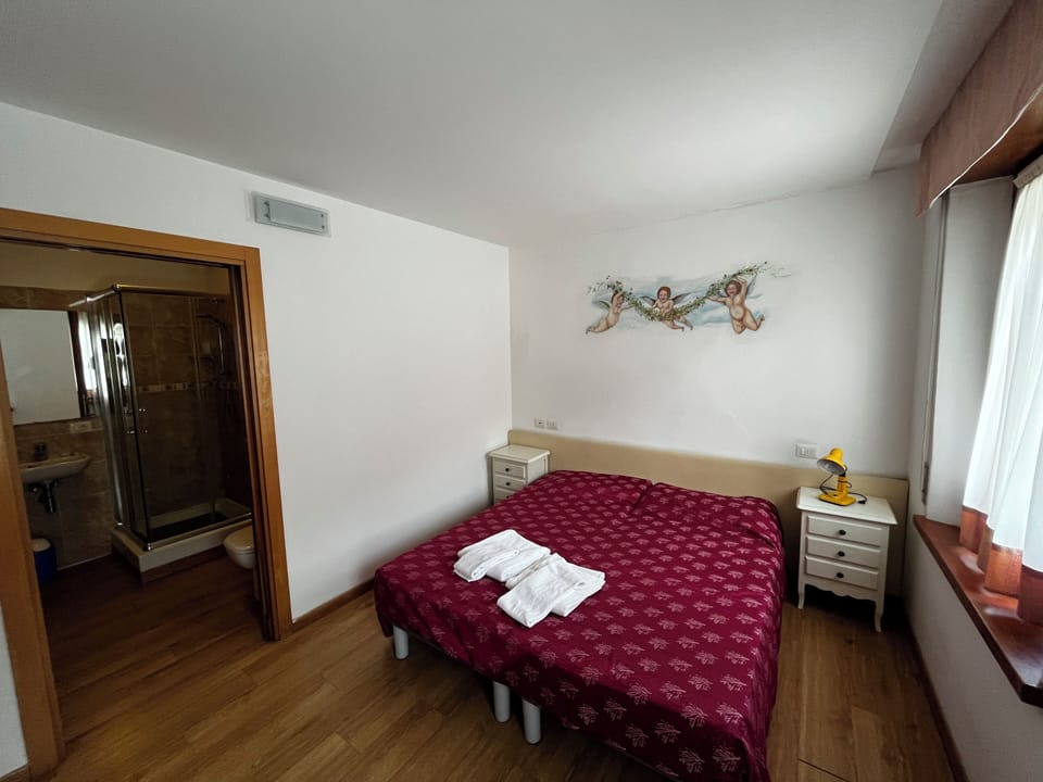 Room, 1 Double Bed, Non Smoking | Free WiFi, bed sheets