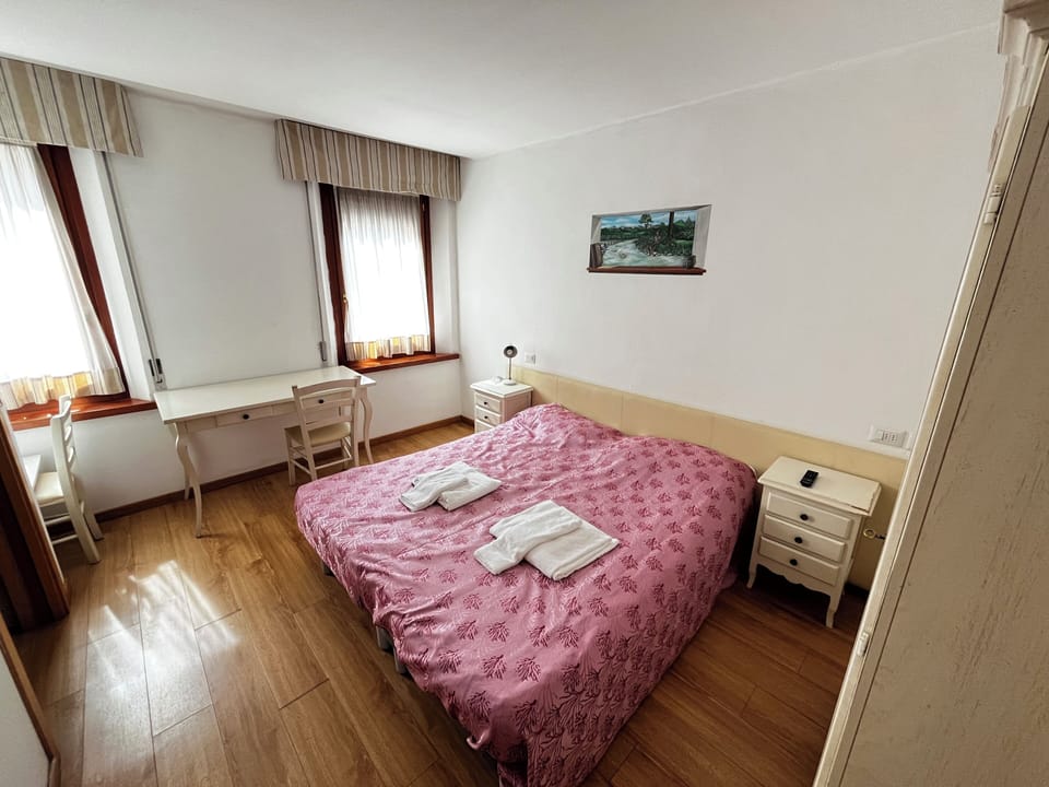 Room, 1 Double Bed, Non Smoking | Free WiFi, bed sheets