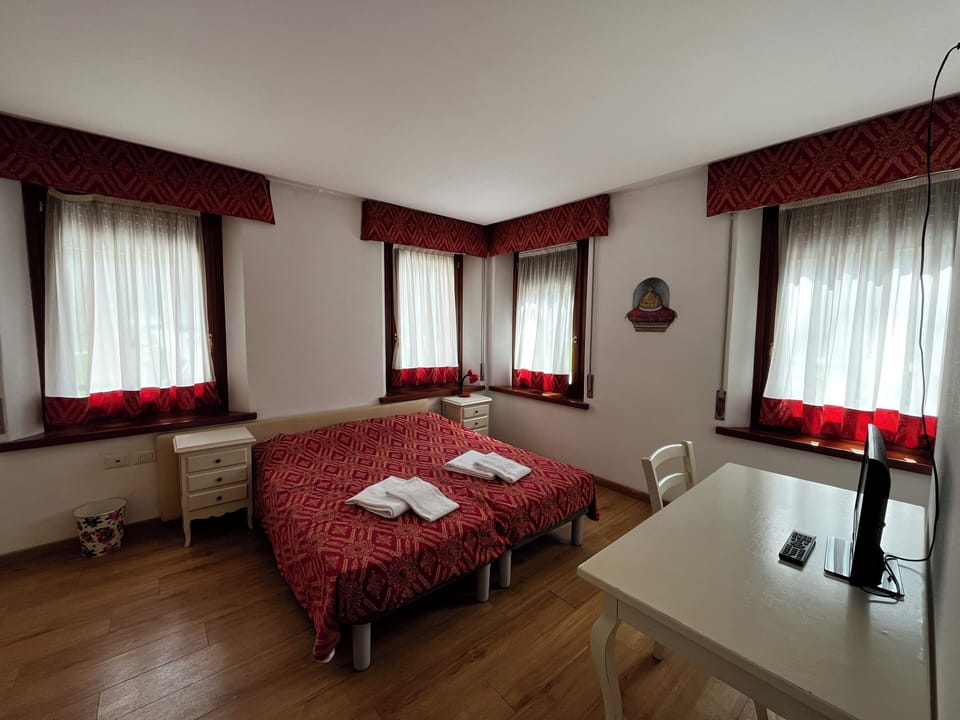 Room, 1 Double Bed, Non Smoking | Free WiFi, bed sheets
