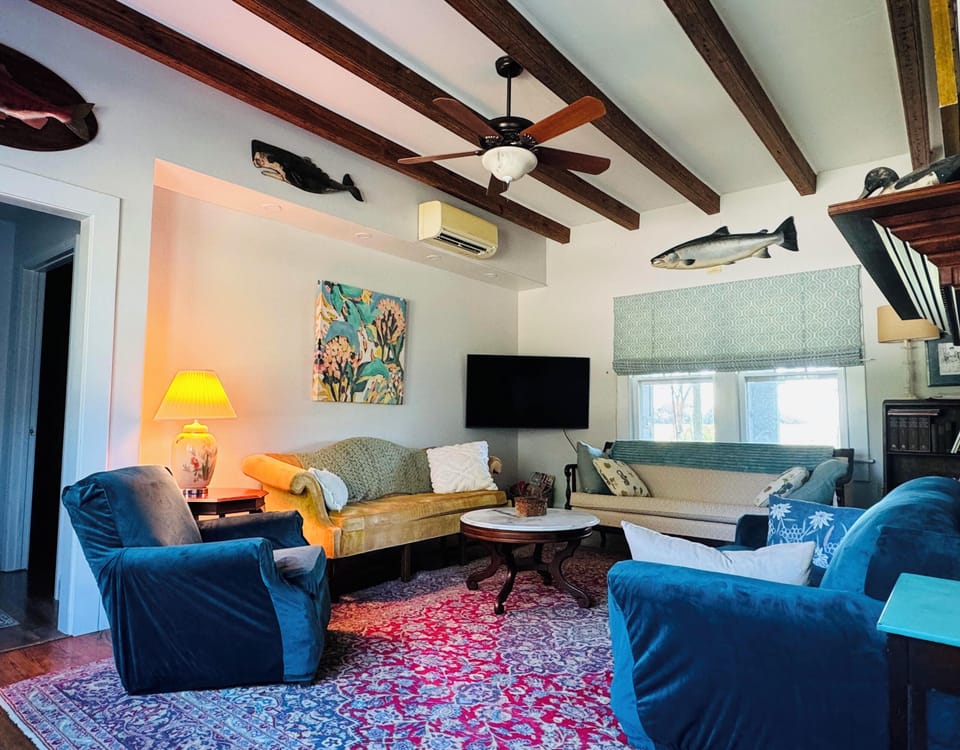 Living room w/smart TV