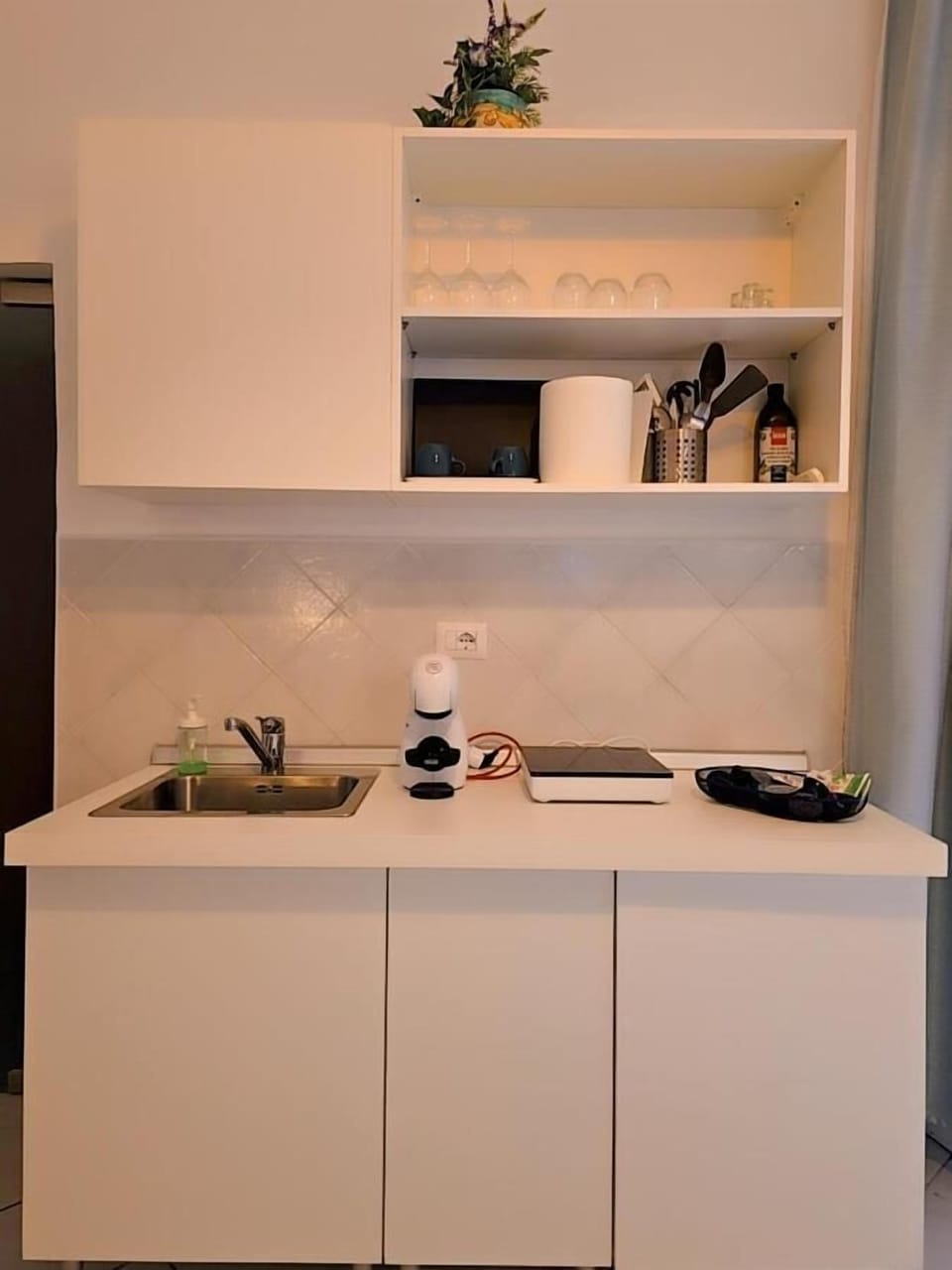 Deluxe Apartment, Bay View | Private kitchen | Fridge, stovetop, coffee/tea maker, cookware/dishes/utensils