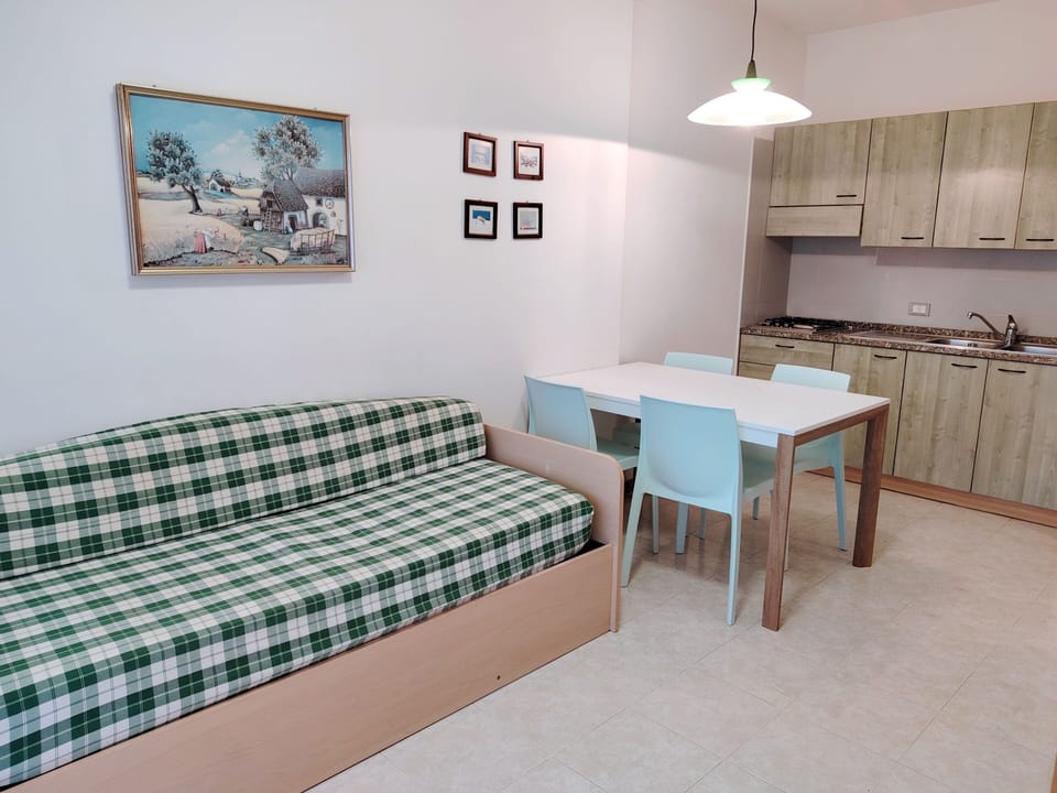 Apartment, 1 Bedroom, Balcony, City View | Dining room