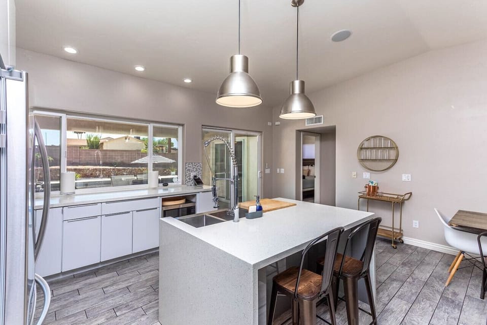 Fully stocked kitchen with Barstool seating for 2