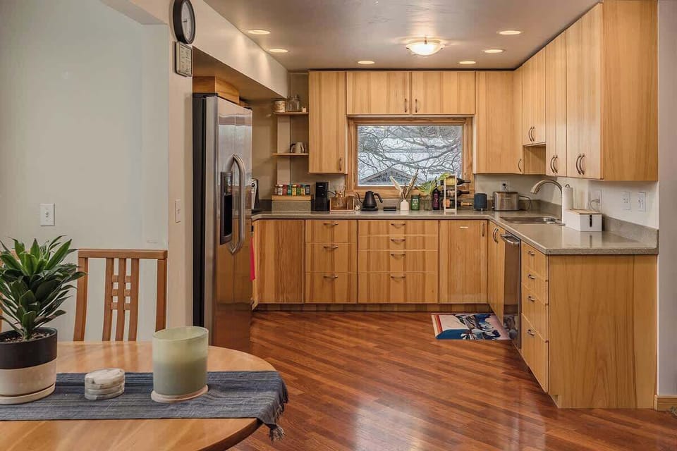 A fully equipped kitchen