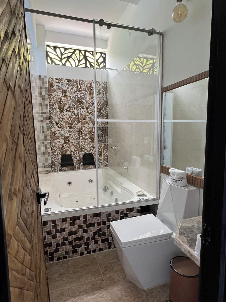 Deluxe Double Room, Jetted Tub | Free WiFi, bed sheets