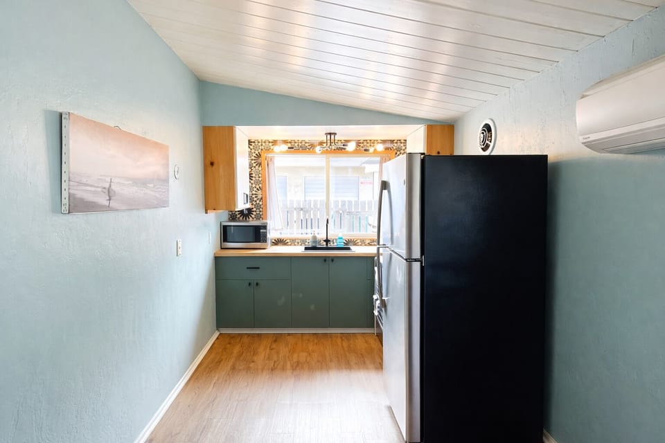 Full-size fridge, microwave, oven, stovetop