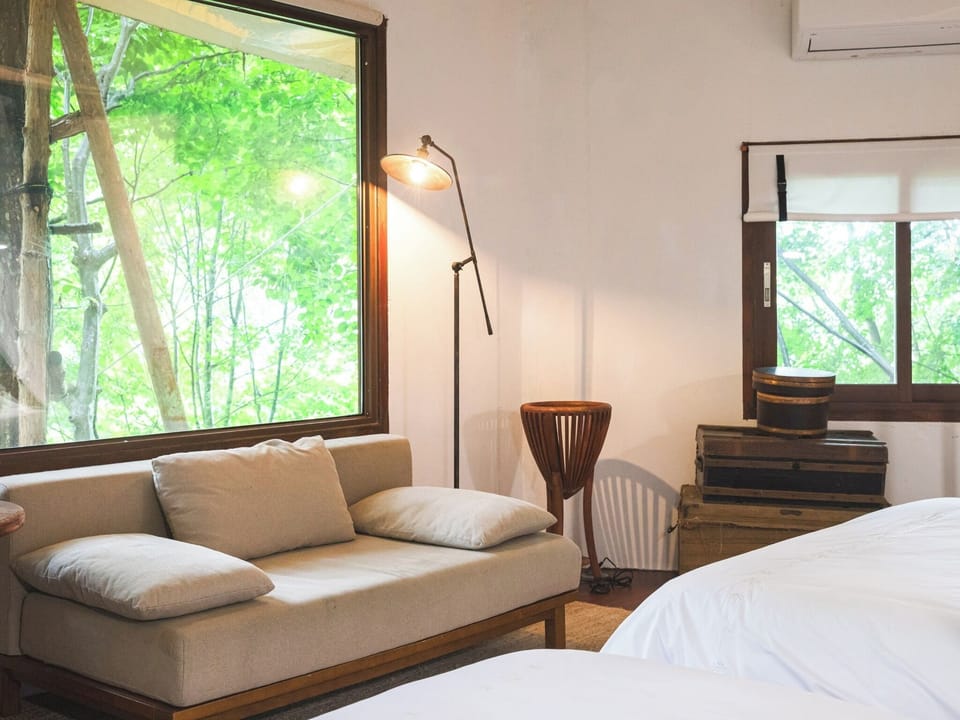 ・[Green Night] Enjoy a stay in a room filled with natural light, combining the comfort of a hotel with the charm of nature.