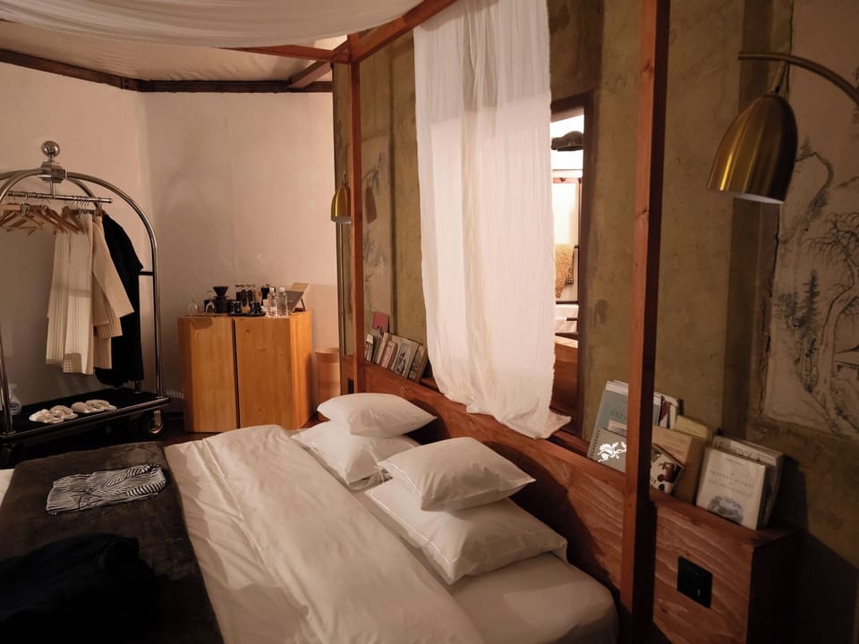 ・[Komorebi] A room using antique Japanese furniture and modern lighting.
