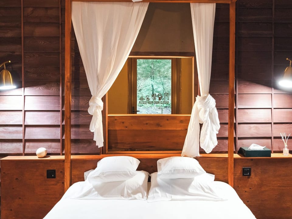 ・[Fall Side] There is also a power outlet at the pillow. Comfortable even for glamping.