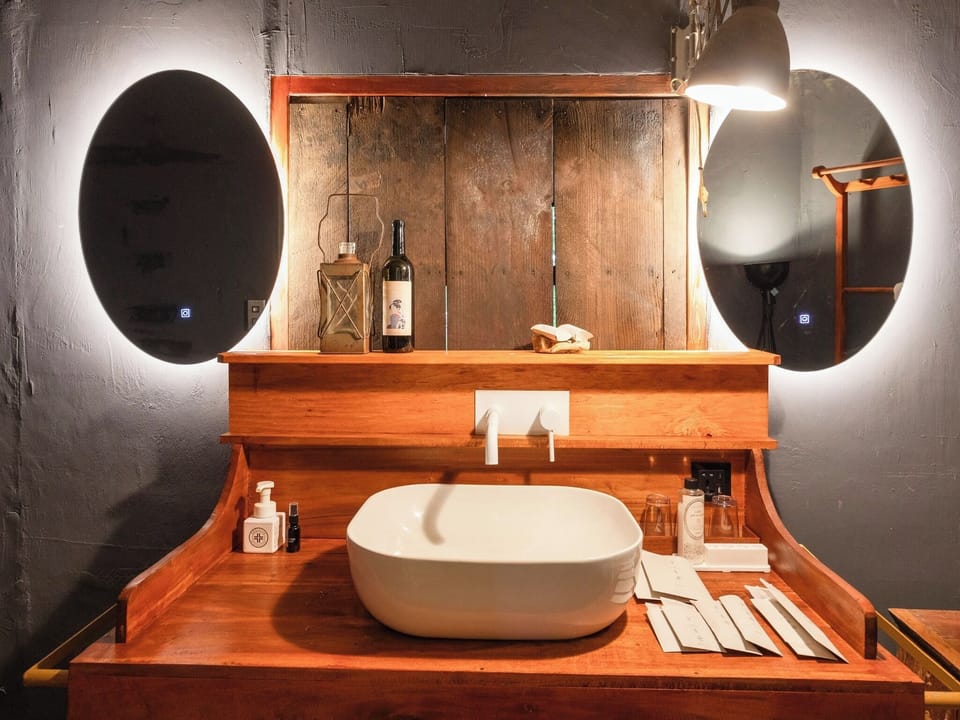・[Forest Camp] Two-bowl washbasin. Sophistication is apparent in every detail.