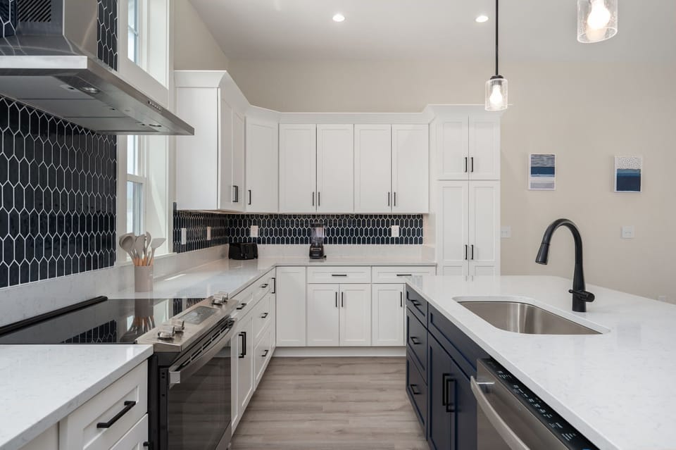 OB103: Waves | TL Kitchen Area - Island Seating for 3