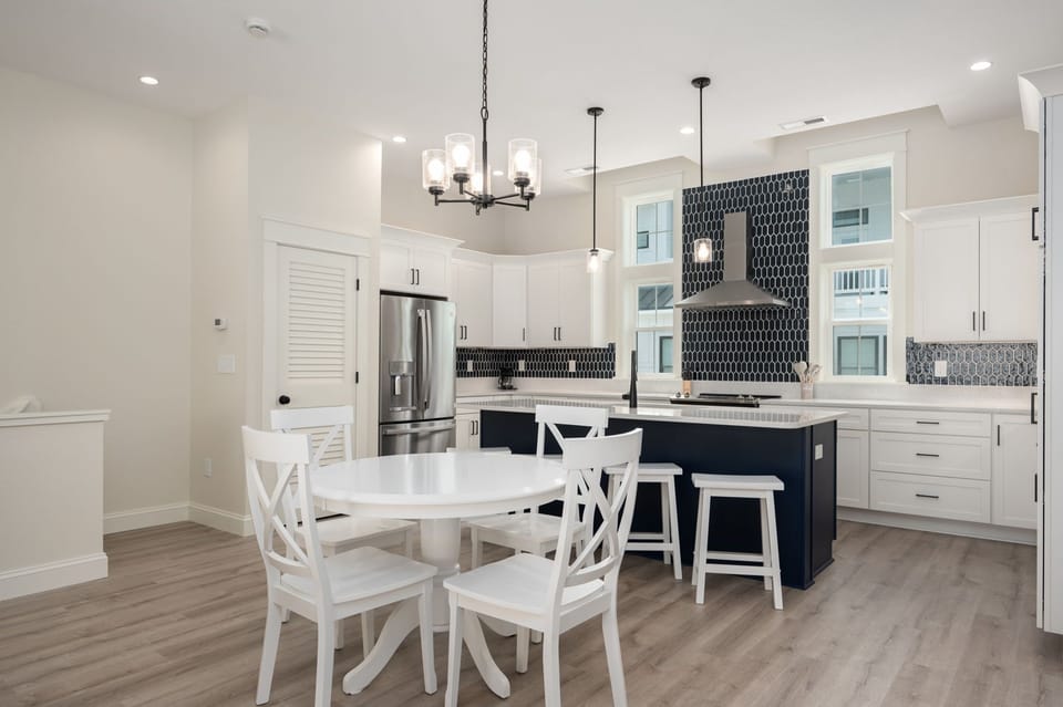 OB103: Waves | TL Dining Area- Seating for 4, Kitchen Area