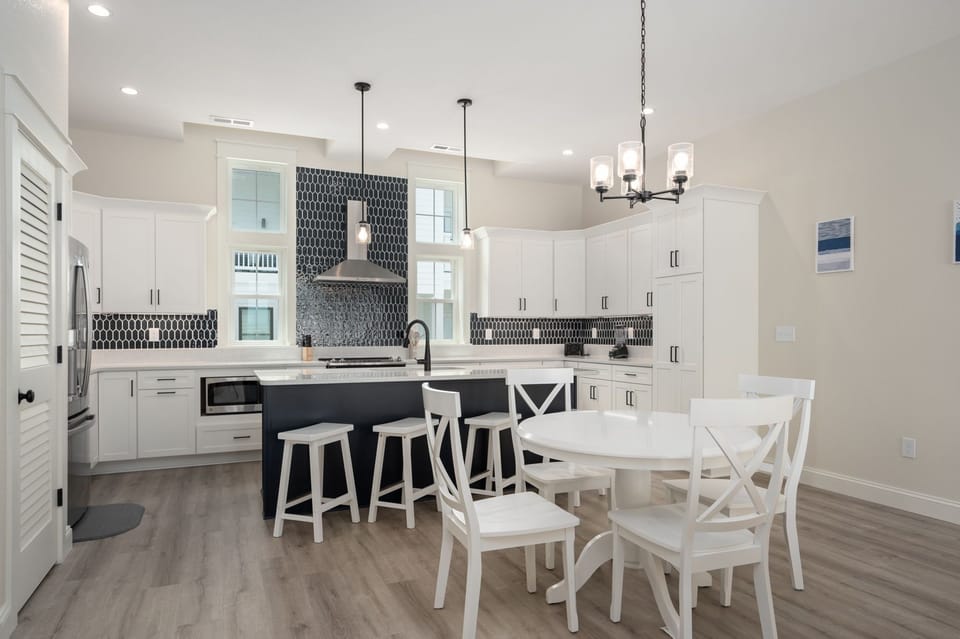 OB103: Waves | TL Dining Area- Seating for 4, Kitchen Area - Island Seating for 3