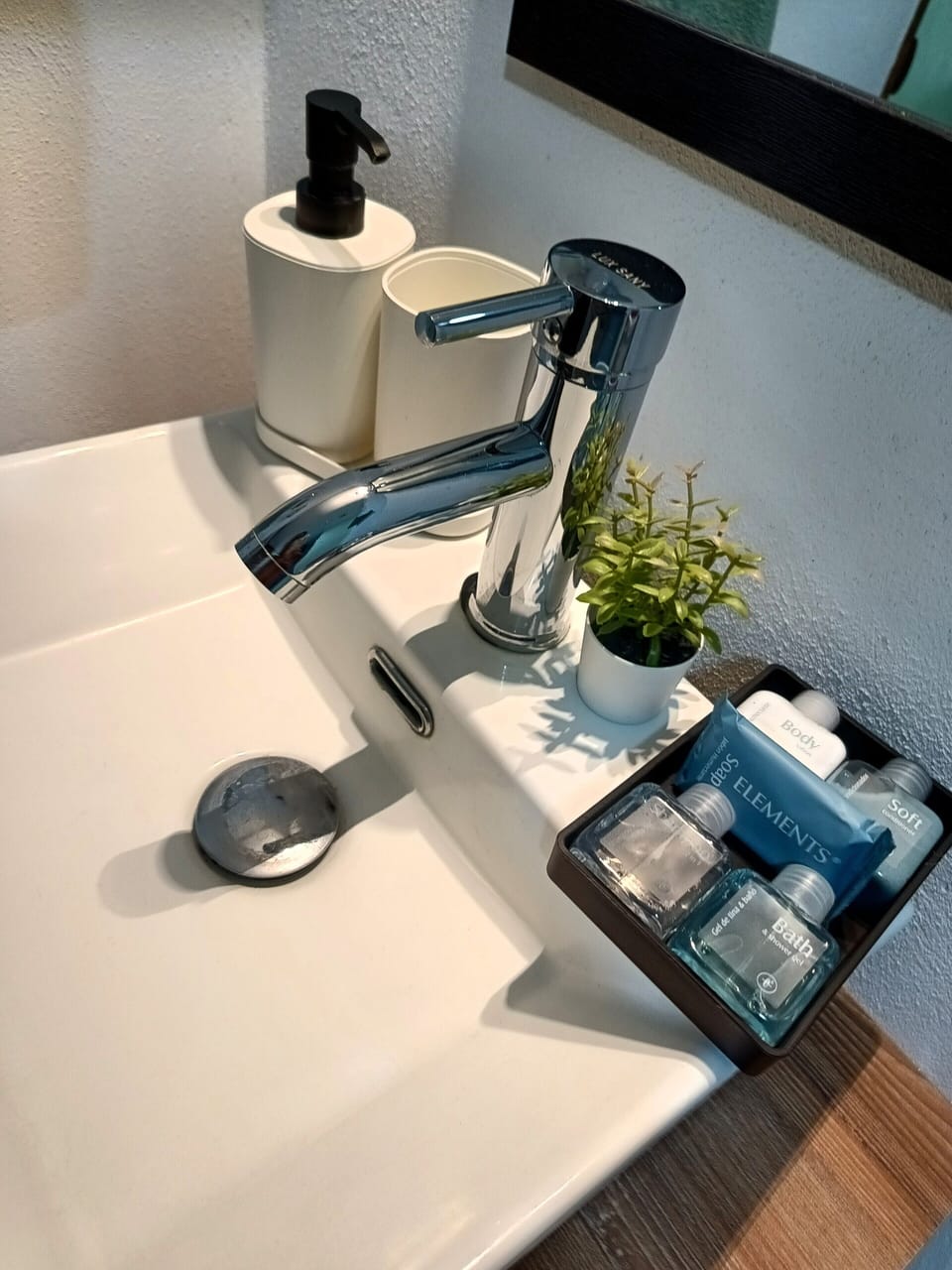 Executive Studio Suite, Balcony, City View | Bathroom | Shower, hair dryer, towels