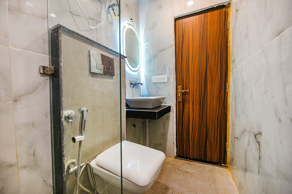 Shower, rainfall showerhead, free toiletries, towels