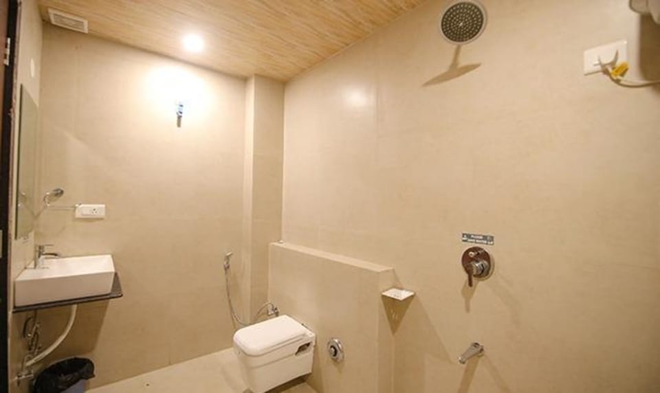 Deluxe Room | Bathroom | Shower, rainfall showerhead, free toiletries, towels