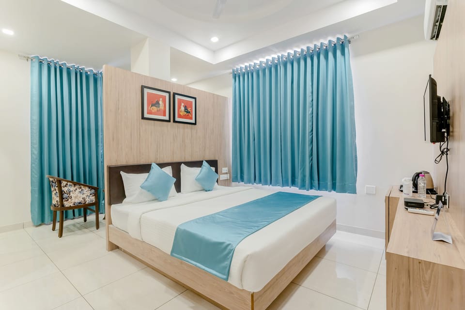 Luxury Suite | Egyptian cotton sheets, premium bedding, in-room safe, free WiFi