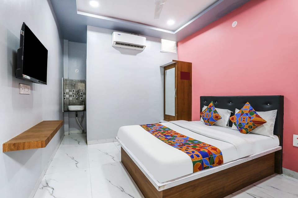 Egyptian cotton sheets, premium bedding, in-room safe, free WiFi