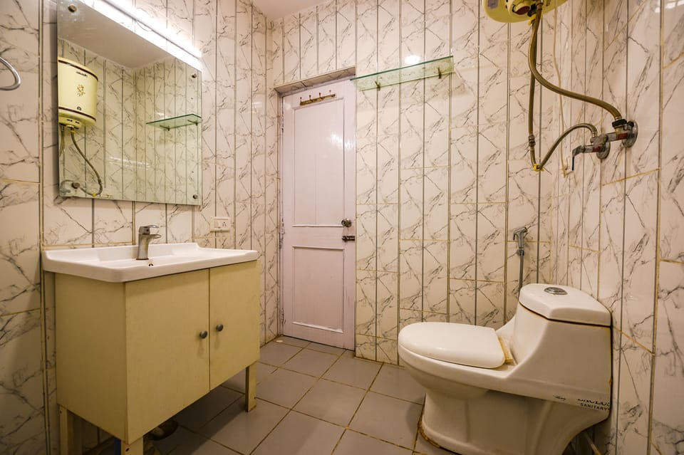 Shower, rainfall showerhead, free toiletries, towels