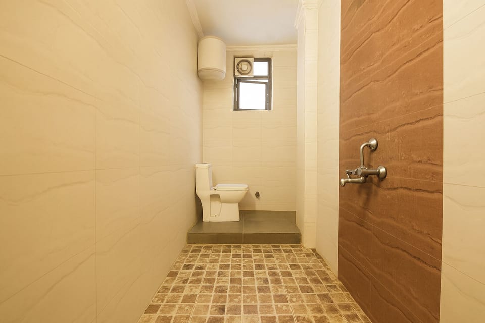 Shower, rainfall showerhead, free toiletries, towels